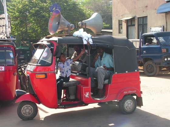 Deze tuk tuk verzorgde het geluid tijdens de wedstrijd.